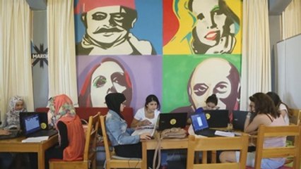 Un café donde aprenden a convivir los jóvenes de barrios rivales de Trípoli