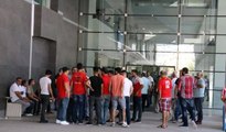 Antalyaspor taraftarı ihale salonunu bastı
