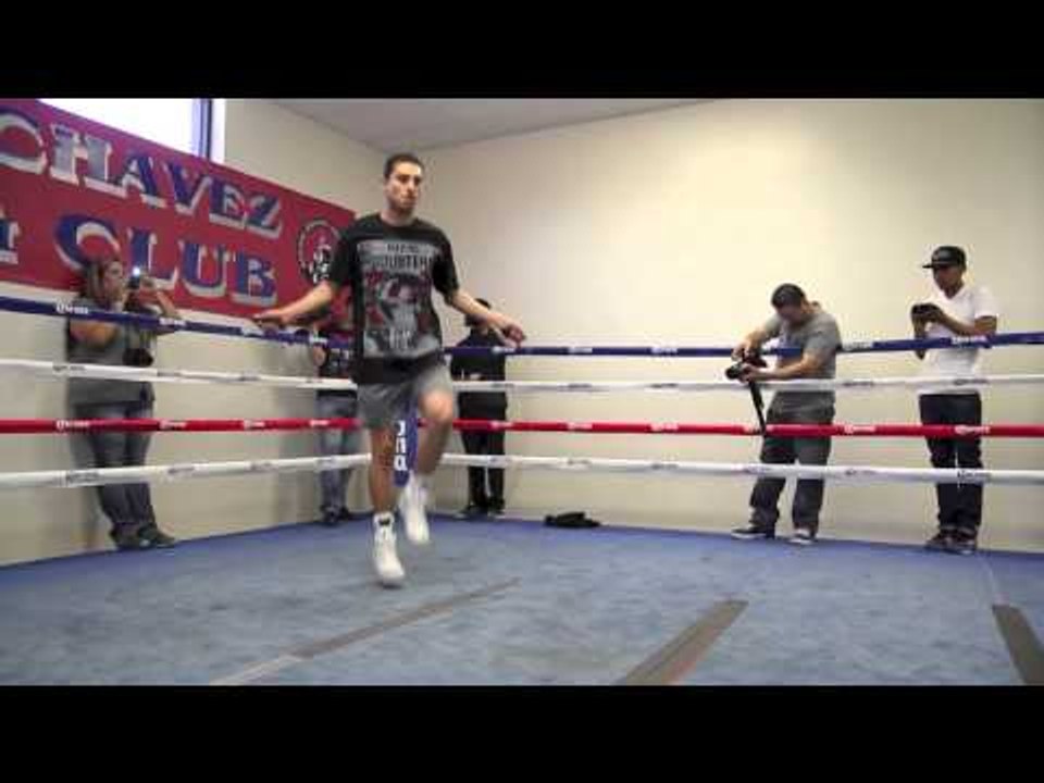 Josesito Lopez warming up
