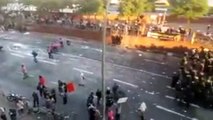 Hamburg'ta polis ve göstericiler arasında olaylar sırasında onlar sarma sardı