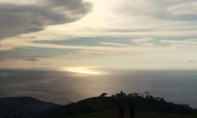 Bukit Tetempangan Lokasi Favorit Paragliding