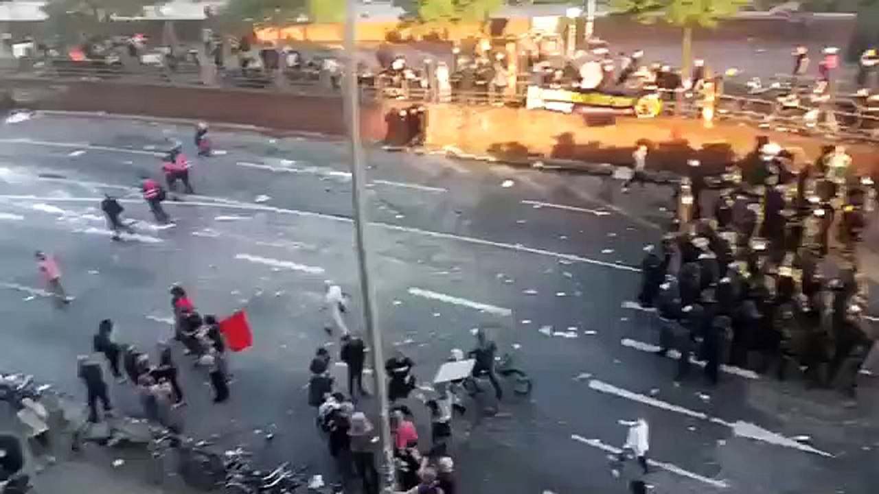 Hamburg'da gösterici-polis çatışmasını sarma yaparak izleyen teyzeler