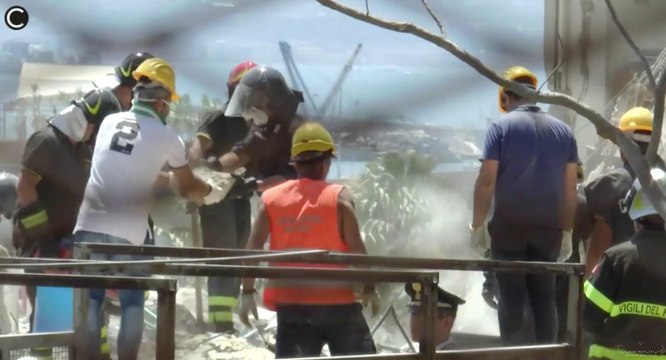 Torre Annunziata (NA) - Crolla una palazzina di quattro piani (07.07.17)