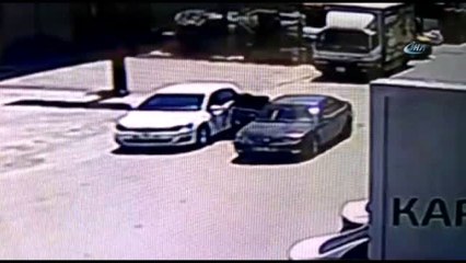 10 Saniyede Otomobilde Bulunan 55 Bin Lirayı Çaldılar