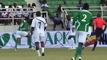 Samuel Eto'o demande le changement de Jay Jay Okocha qui régale lors d'un match caritatif