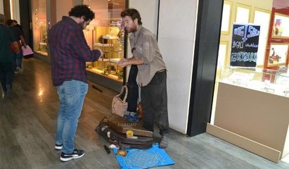 Atatürk Havalimanı'nda konser veren sokak müzisyenine polis müdahalesi