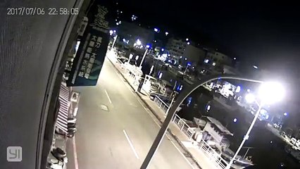 法拉利超跑西子灣自撞 !!