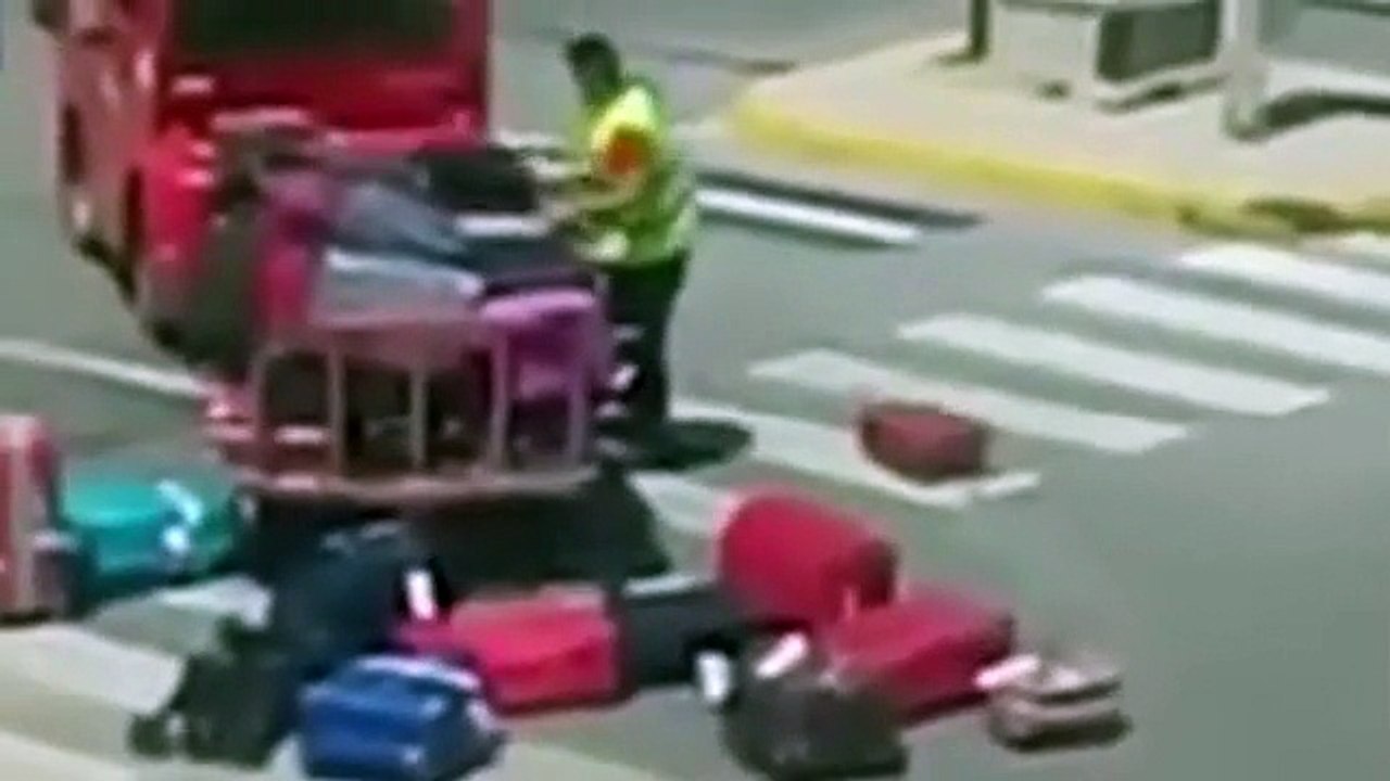 Un bagagiste filmé en train de balancer et de rouler sur des bagages à l'aéroport d'Ibiza