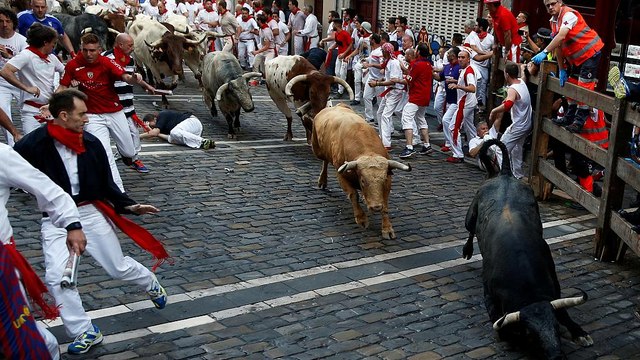 Spagna, Pamplona: al via la folle festa di San Firmino, già tre feriti