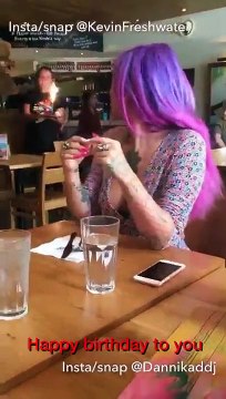 Regardez comment ce gars met la honte à sa femme au resto... Joyeux anniversaire!!!!