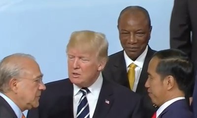 Foto Bersama, Presiden Jokowi Bersebelahan dengan Trump
