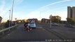 Ce motard s'explose contre une voiture au ralenti !