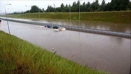 Descargar video: Il roule sur une autoroute complètement inondée !