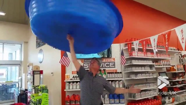 Ce vendeur fait tourner une piscine en plastique sur son doigt !
