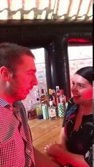 Faute de Babysitter il invite son date dans son jardin : faux bar gonflable !