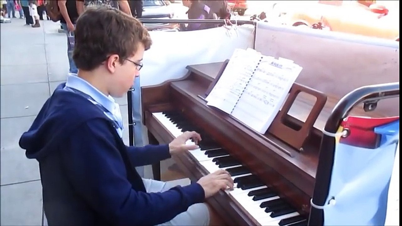 Ce génie à 14 ans joue comme un dieu du piano dans la rue !