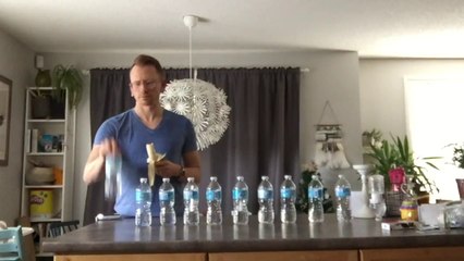 Ce prof de collège tue le Bottle Flip Challenge en réponse à ses élèves !