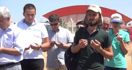 Şanlıurfa'da Üniversiteliler, Kiraladıkları Araziye Dualarla Tohum Ekti