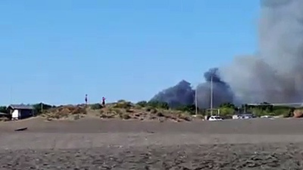 Incendio nella pineta di Castelfusano alle spalle del Dazio
