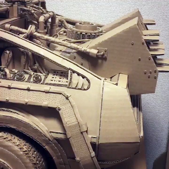 Une Delorean de Retour vers le Futur reproduite en  papier