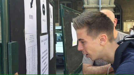 Admis au BAC après 3 tentatives, un lycéen explose de joie (Bordeaux)