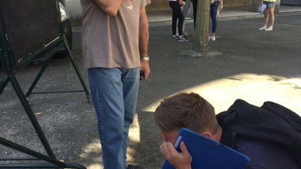La grande joie d'un lycéen persévérant qui obtient son bac à la troisième tentative
