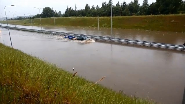 Un 4x4 prend les risques de traverser une autoroute inondée.