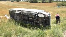 Yemek Kamyoneti Tarlaya Devrildi: 1 Ölü, 4 Yaralı