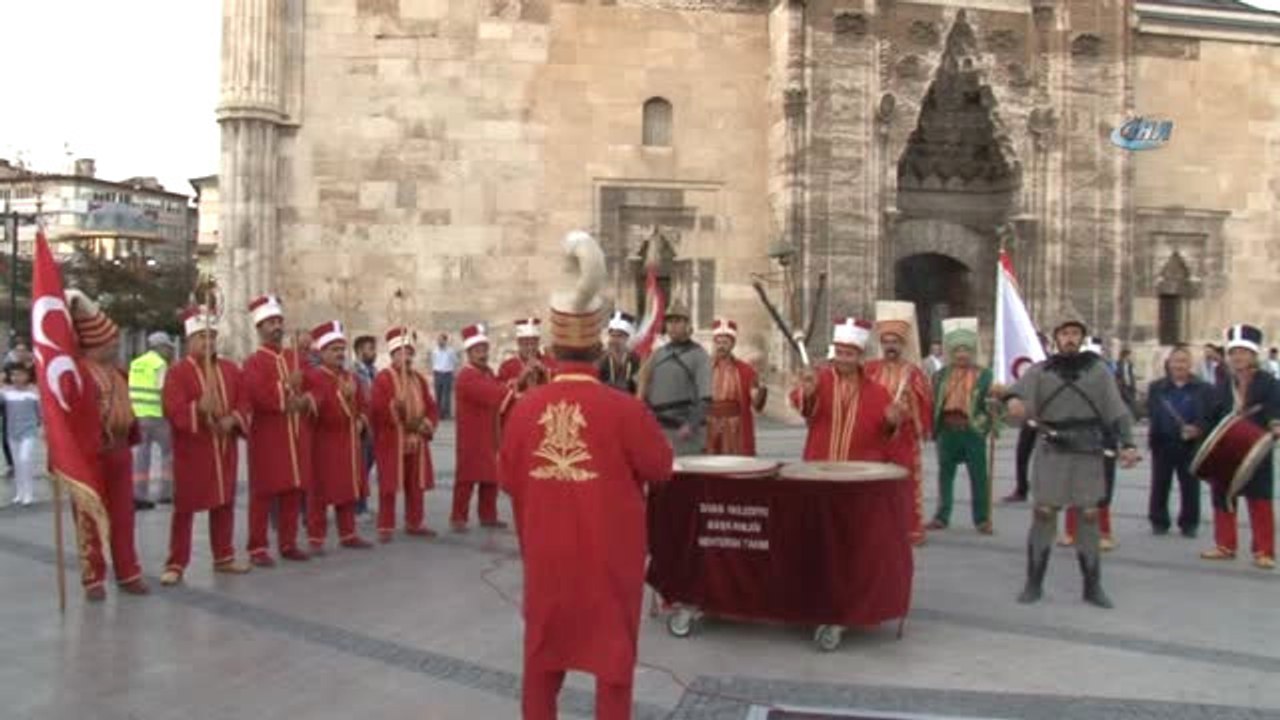 AK Parti Gençlik Kolları Başkanı Ecertaş, "Recep Tayyip Erdoğan'ı Bizim Ayakta Tutmamamız Gerekiyor"