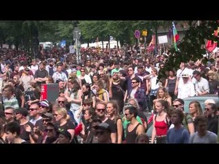 Video herunterladen: Police Use Water Cannons to Break Up Protesters in Hamburg