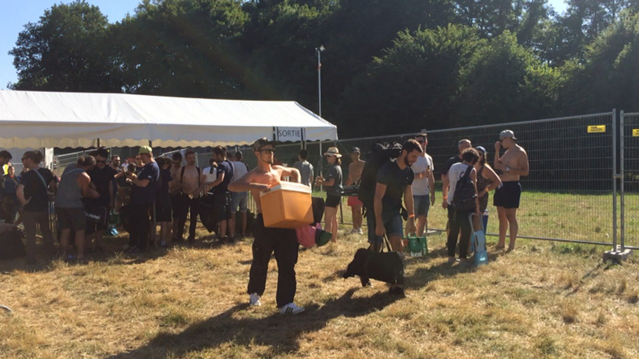 L'arrivée des festivaliers d'Au Foin de la rue vendredi 7 juillet