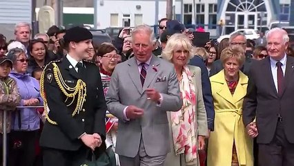 Le prince Charles et Camilla pris d'un fou rire hyper gênant en pleine cérémonie traditionnelle