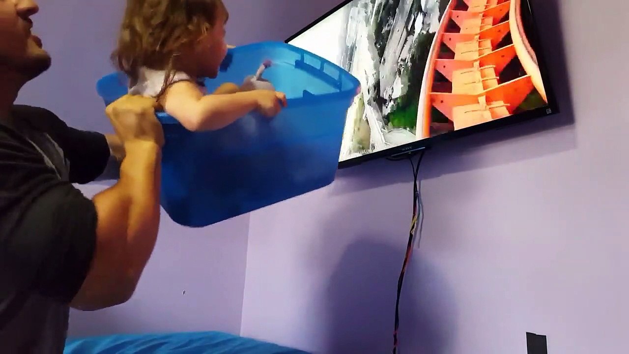 Pai diverte a filha com uma volta numa