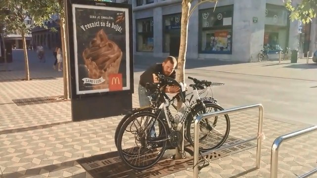 Un homme surpris en train de voler un vélo devient agressif.