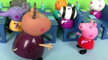 Cerdo en historia de los juguetes juguetes de dibujos animados del peppa cvinka Peppa ir a la escuela