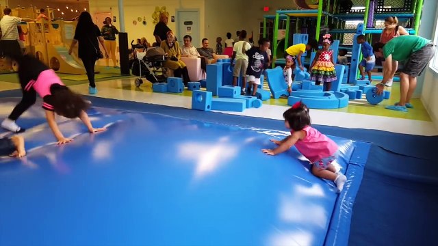 В помещении детская площадка весело для Дети прыжки Скользящий Игры Хихикает и весело Хьюстон Техасский