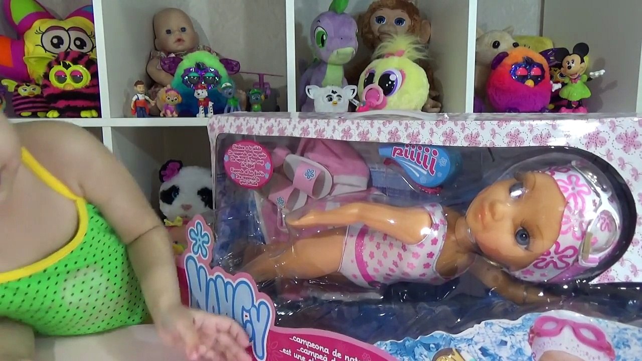 Muñeca nadador y juego de natación se bañan muñeca Nancy con una muñeca Nancy fría y gris