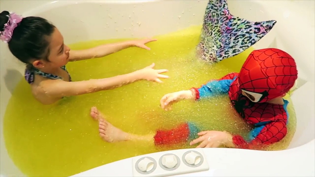 Et bain coloré gelé vert caca vase homme araignée contre Gelli baff elsa w joker b