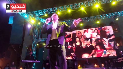 فارس كرم يغنى "نسونجى" لايف