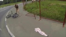 Cette fille perd sa jupe en vélo ! Joli FAIL