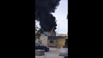 Un homme sauver par une grue alors qu'il était coincé sur le toit d'un immeuble en feu