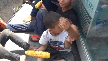 Tehlikeye Aldırış Etmeyen Suriyeli Çocuklar Süs Havuzunda Serinlediler