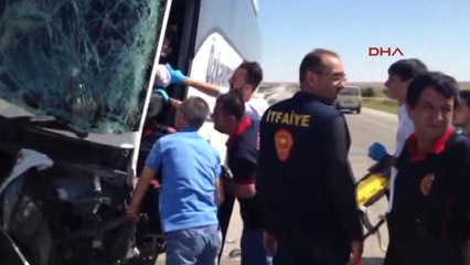 Konya'da Yolcu Otobüsü Iş Makinesine Çarptı: 12 Yaralı