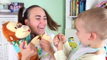 Bebé mala lucha comida monstruo mamá para niños malos preparan las madres contra la torta de bienes