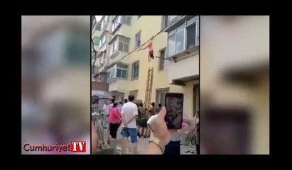 Eşi evi bastı, iç çamaşırlarıyla elektrik kablolarına asılı kaldı