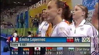 Emilie Le Pennec est championne olympique des barres asymétriques en 2004