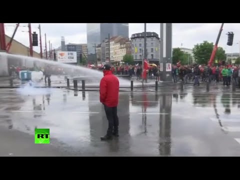 Hundreds take to the streets at anti-labor reform rally in Brussels (recorded live feed)