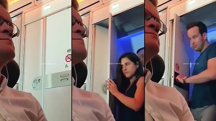 Un couple dans les toilettes d'un avion en plein vol