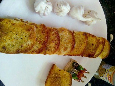 Garlic Bread - गार्लिक ब्रेड बनायें घर बैठे बिना ओवन के