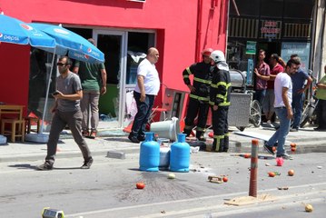 Cinnet Getiren Esnaf Ortalığı Birbirine Kattı! Tüpleri Açtı, Ne Bulduysa Fırlattı